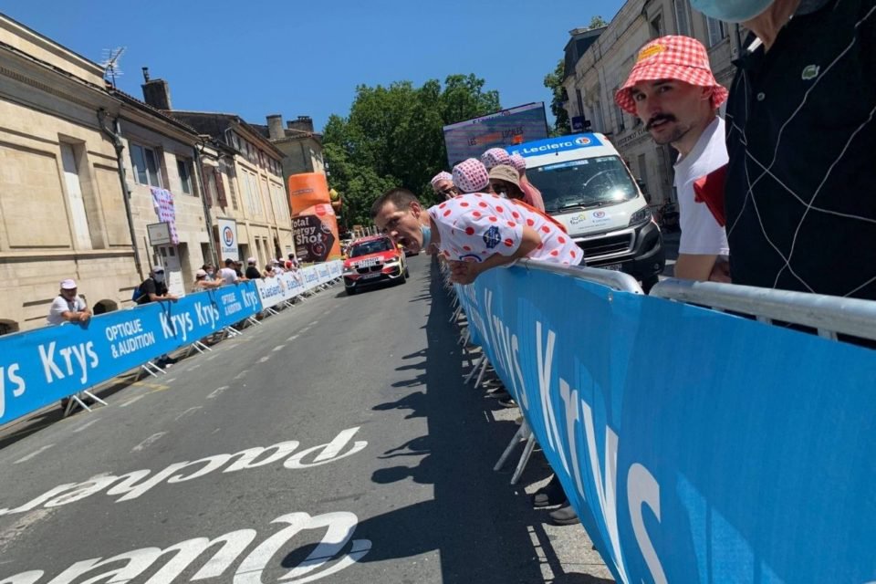 Les fans de cyclisme et du Tour de France encouragent les rouleurs avec passion 