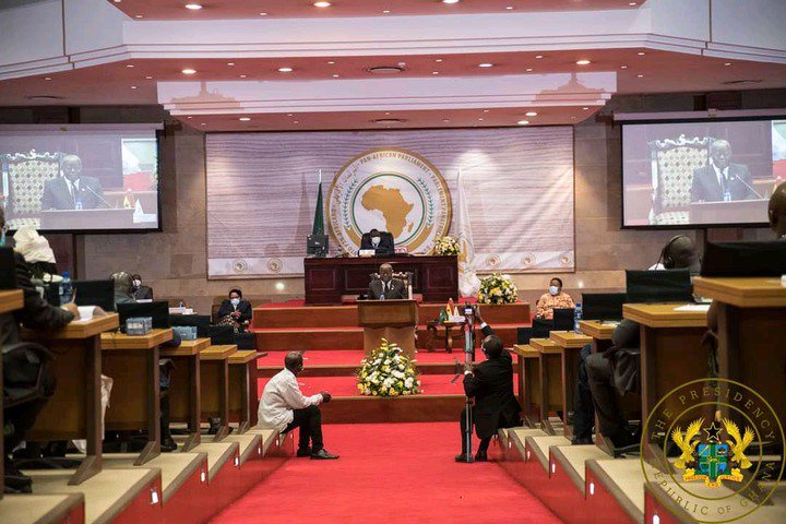 Picture of Hon. Muntaka bowing down to Akufo-Addo puts social media on fire. 55