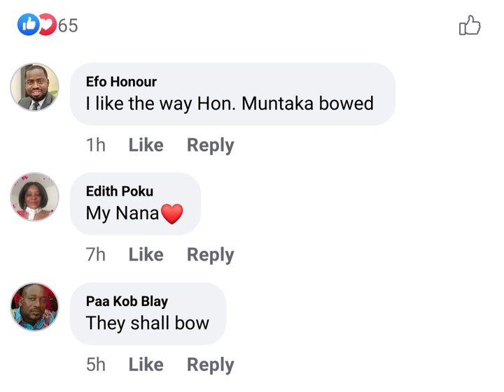 Picture of Hon. Muntaka bowing down to Akufo-Addo puts social media on fire. 57