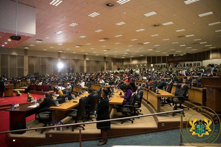 Picture of Hon. Muntaka bowing down to Akufo-Addo puts social media on fire. 58