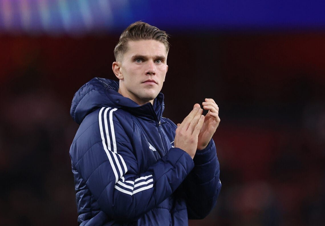Viktor Gyokeres applauds the fans after Arsenal beat Lille