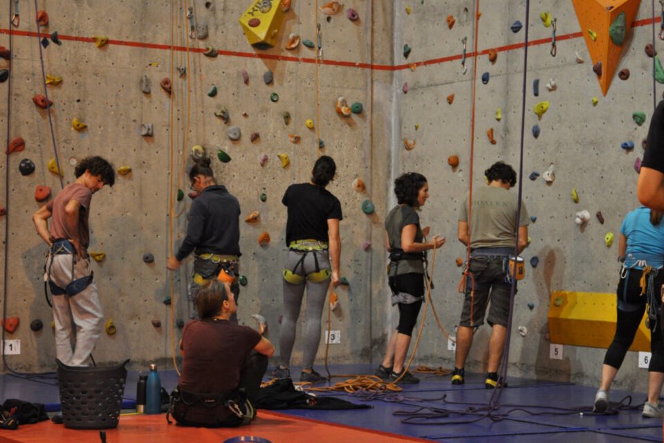 Au pied du mur du gymnase Roger-Vercel, les membres d’Escaladin’ célèbrent les 30 ans du club et lancent une nouvelle saison tournée vers la formation et l’inclusion.