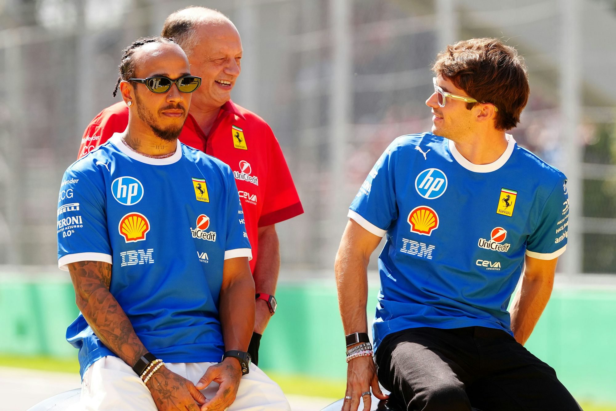 Hinter welchem seiner Piloten steht der Teamchef? Frédéric Vasseur (hi.) scheint einen besseren Draht zu Charles Leclerc (re.) zu haben – meint zumindest Lewis Hamiton (li.).