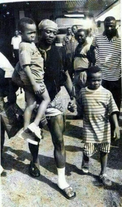 Throwback Picture of Abedi Pele carrying Jordan Ayew and Dede Surfaces Online after AFCON Lost Image