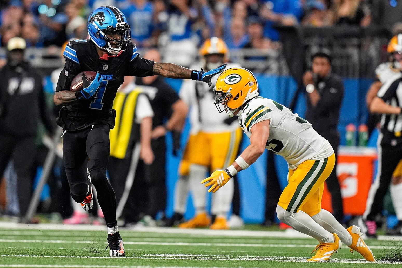 Detroit Lions wide receiver Jameson Williams (1) makes a catch against Green Bay Packers safety Evan Williams (33) during the second half at Ford Field in Detroit on Sunday, Oct. 25, 2026.