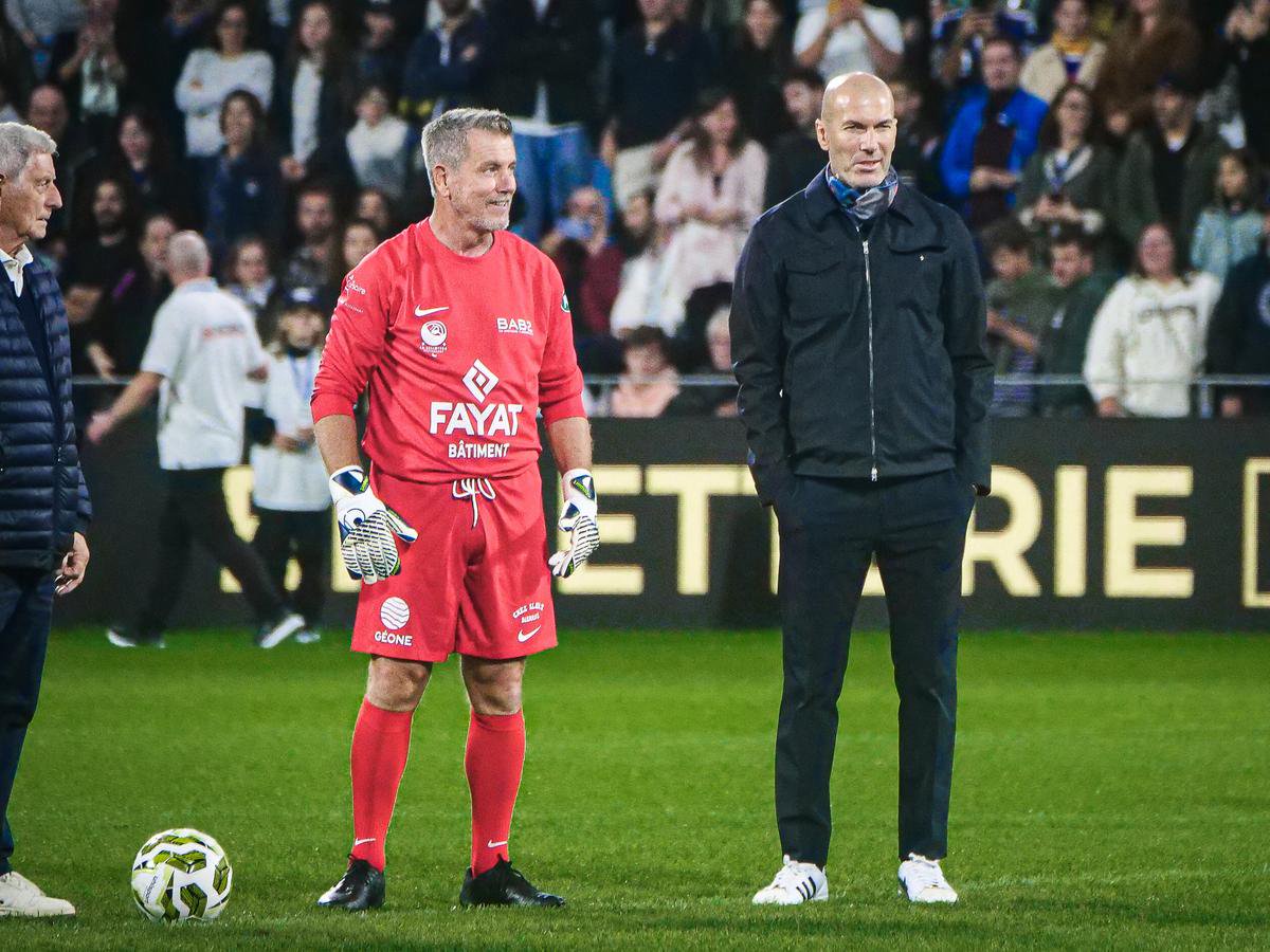 Pascal Olmeta, grand manitou de l’association, avec son ami Zinédine Zidane, grande attraction de la soirée, ce mardi, à Jean-Dauger.