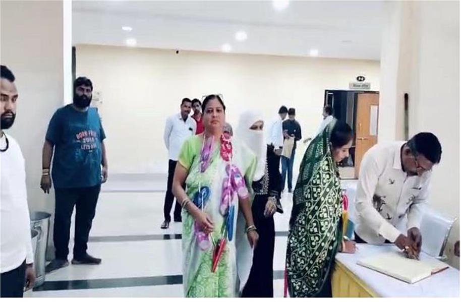 a bjp councilor from dewas arrived at the municipal corporation wearing a garlan