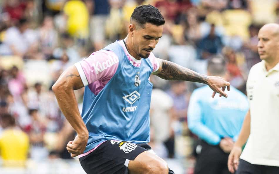 Lucas Veríssimo contra o Fluminense, neste domingo (18) - (Foto: Reinaldo Campos/ Santos F.C.)