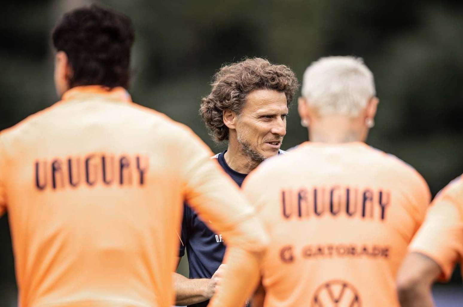 Diego Forlán comanda treino da seleção do Uruguai durante a última Data Fifa –