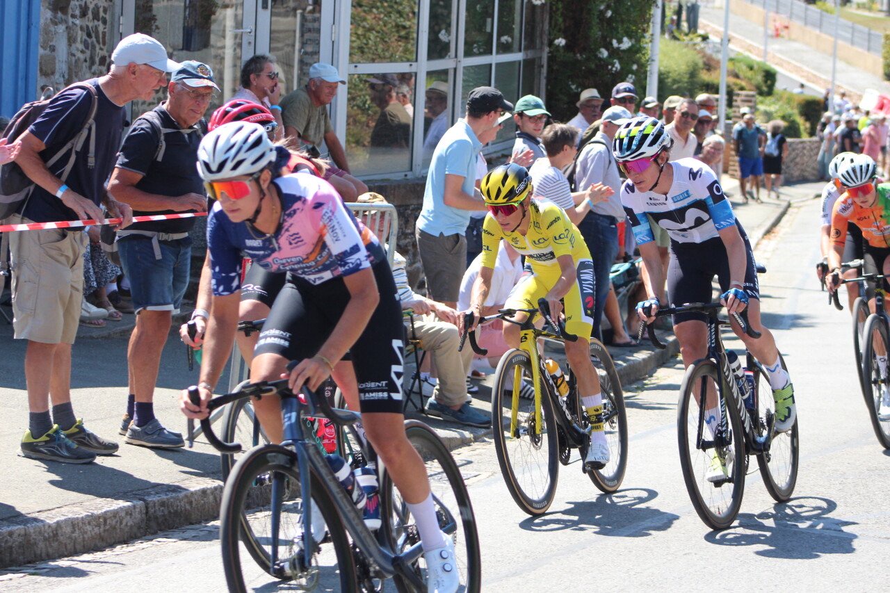 Pauline Ferrand-Prévot à l'arrière du peloton.