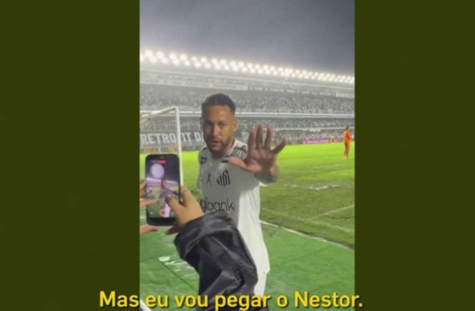 Neymar parte para coima de Nestor após ser expulso.