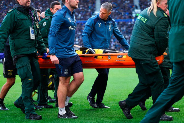 LIVERPOOL, ENGLAND - OCTOBER 17: Emiliano Martinez of Chelsea goes off injured on a stretcher during the Premier League 2026/27 match between Everton and Chelsea FC at Hill Dickinson Stadium on October 17, 2026 in Liverpool, United Kingdom. (Photo by Robbie Jay Barratt - AMA/Getty Images)