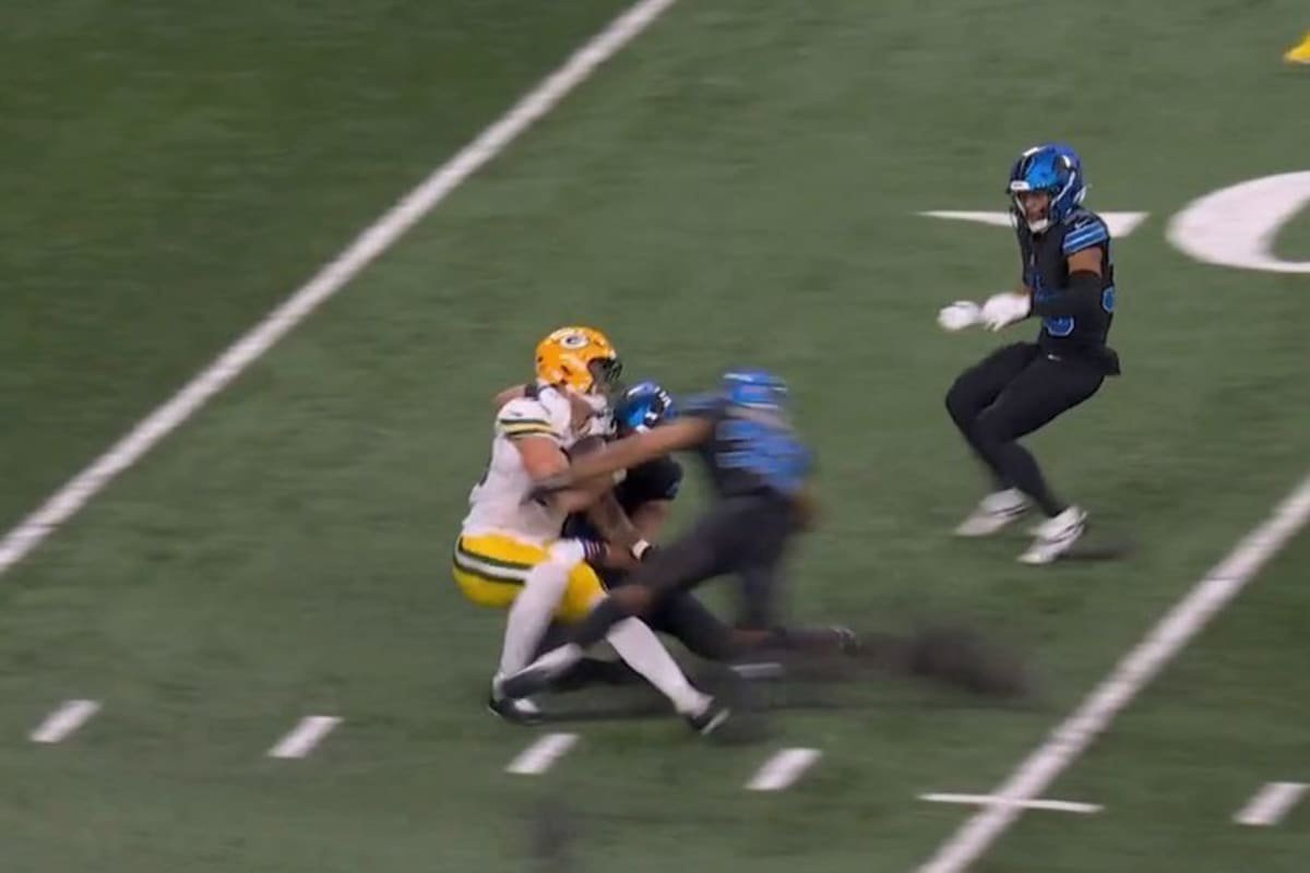 Packers star Tucker Kraft had his helmet hit off by Brian Branch