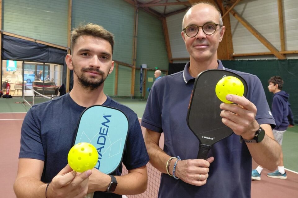 Guirec Chauveau et Allan Thébaud présentant les balles en plastiques et raquettes pleines utilisées