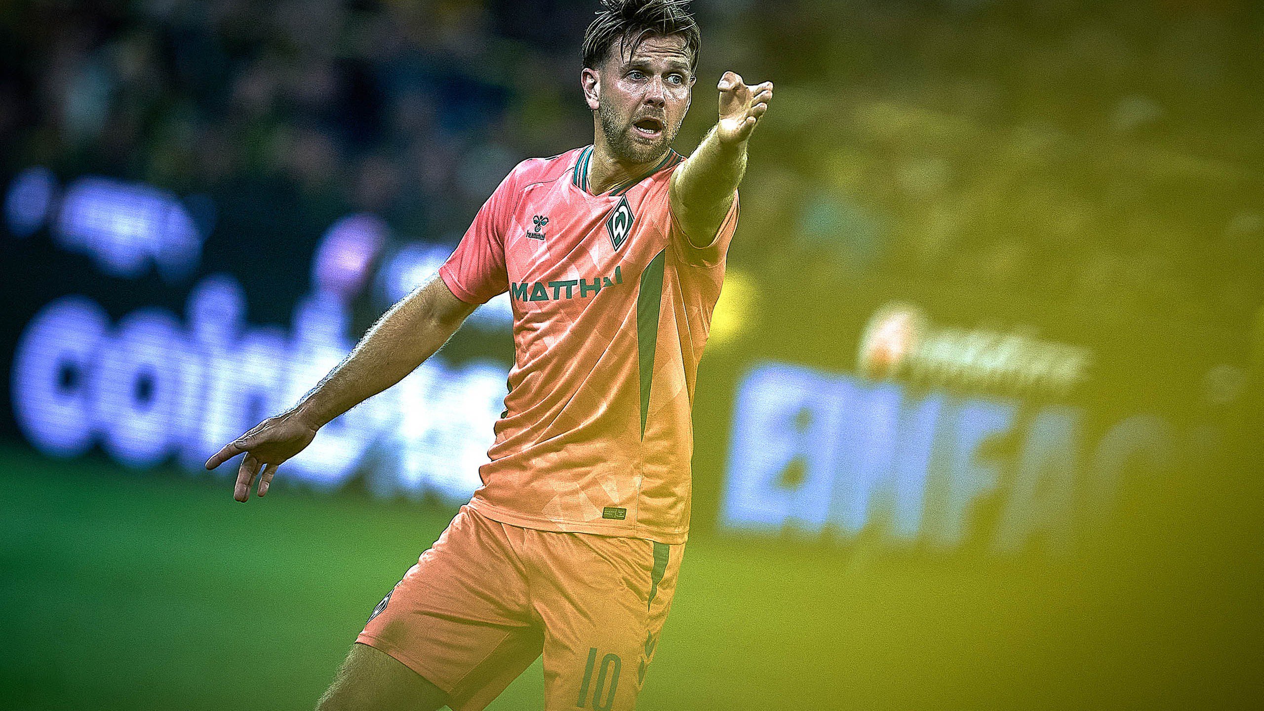 Werders Fußball-Stürmer Niclas Füllkrug gestikuliert auf dem Spielfeld.