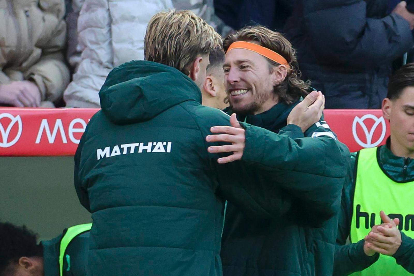 Schätzen und beschützen sich auf dem Platz: Niclas Füllkrug und Mitchell Weiser vom SV Werder Bremen.