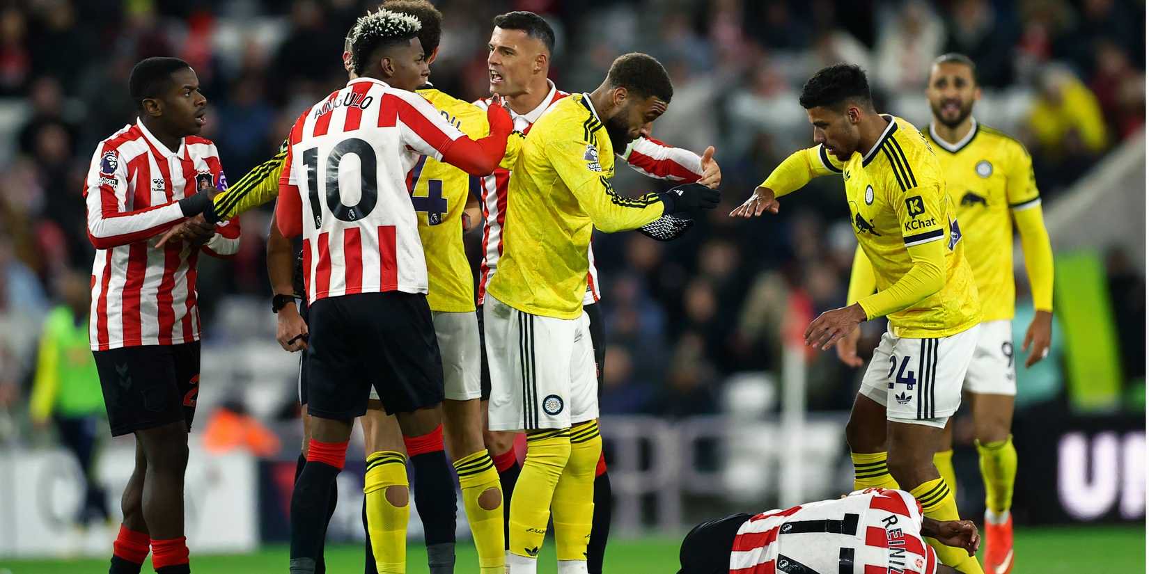 Sunderland and Leeds players argue about a decision