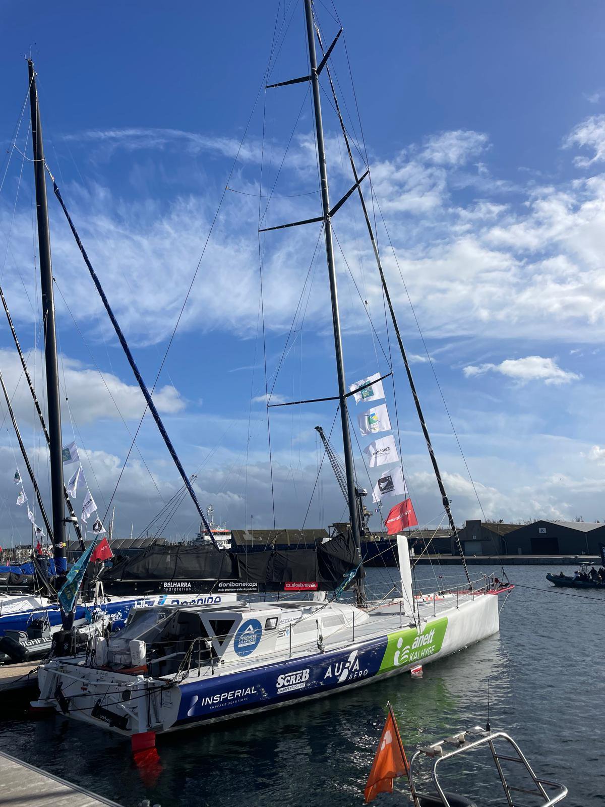 L’Imoca de Jean-Baptiste Daramy en bonne place à Saint-Malo.