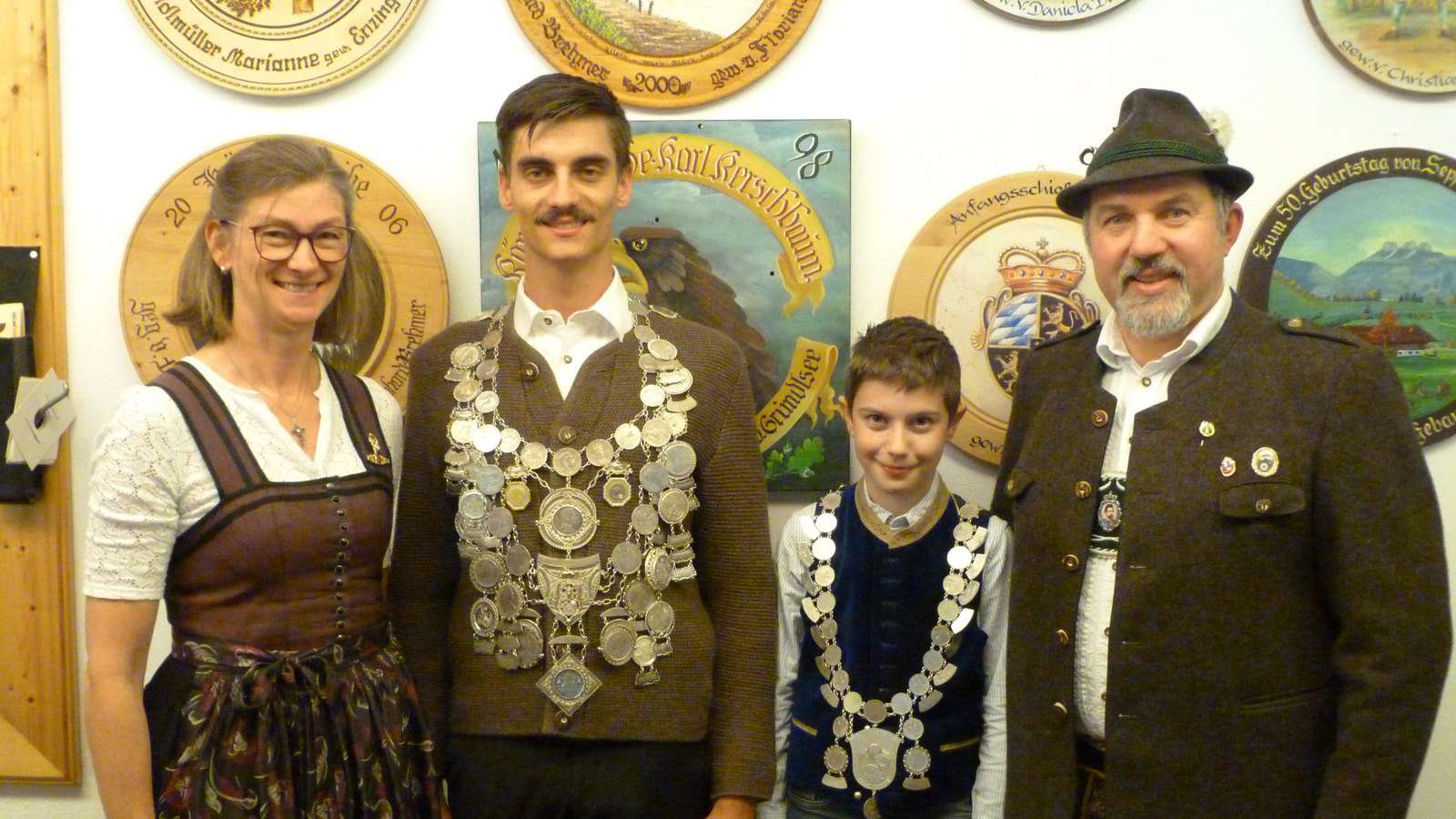 Schützenkönig Xaver Brehmer und Jugendkönig Anton Gastl der Thomasschützen in Tracht mit Schützenketten neben Karin Brehmer und Christian Schlosser