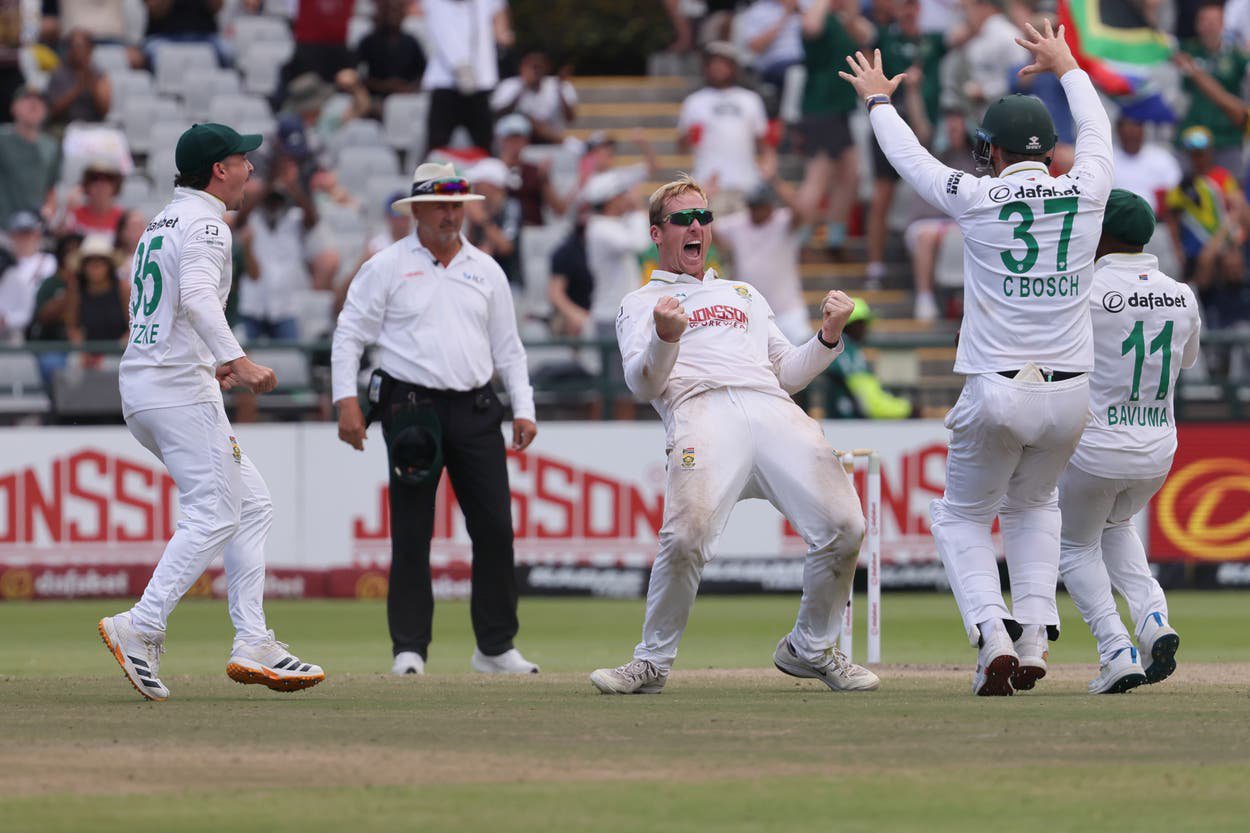 Simon Harmer took 6-16 to help bowl Australia out for 111 on the final day of the third Test