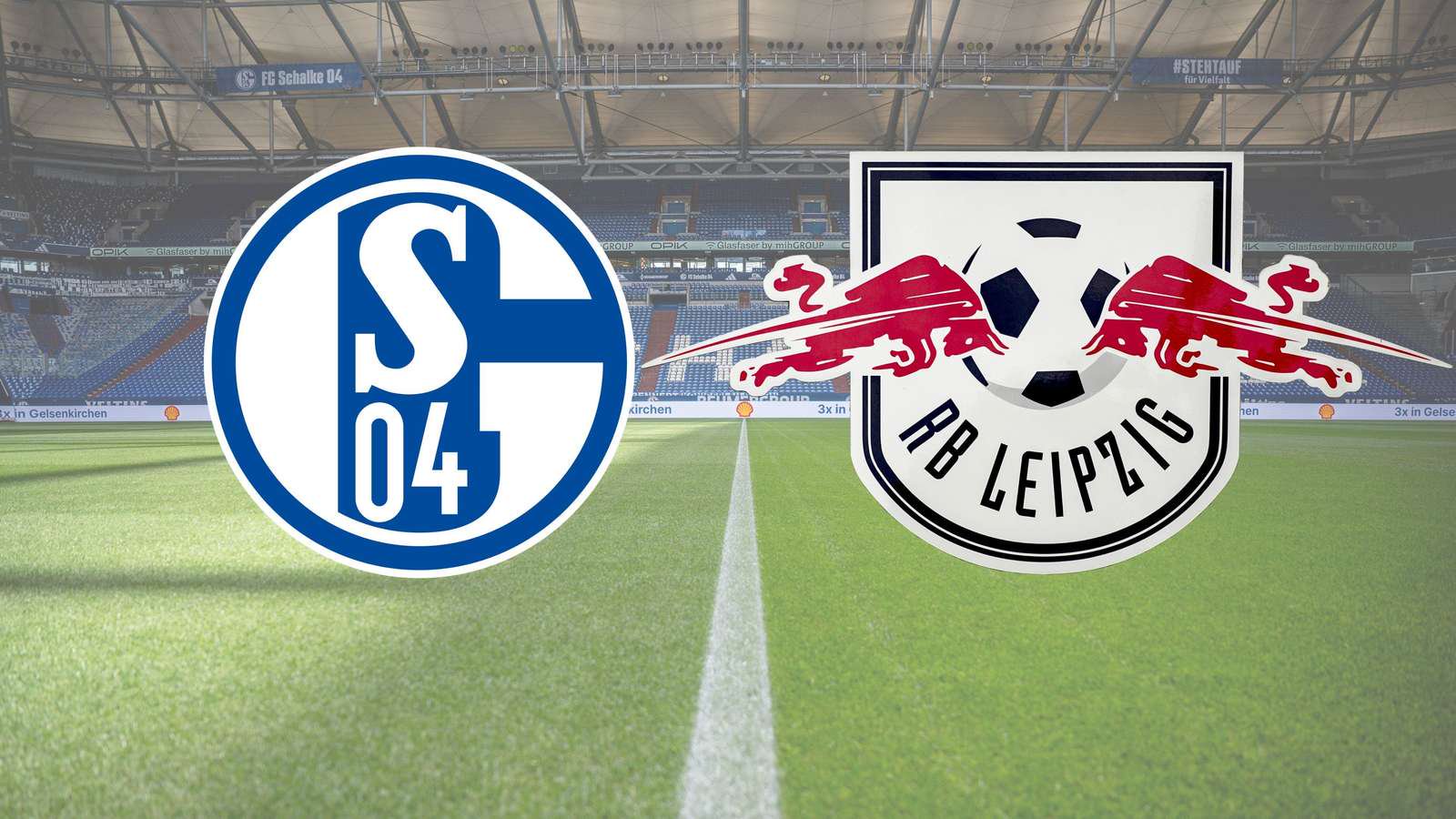 Die Vereinslogos von Schalke 04 und RB Leipzig und im Hintergrund die leere Veltins-Arena