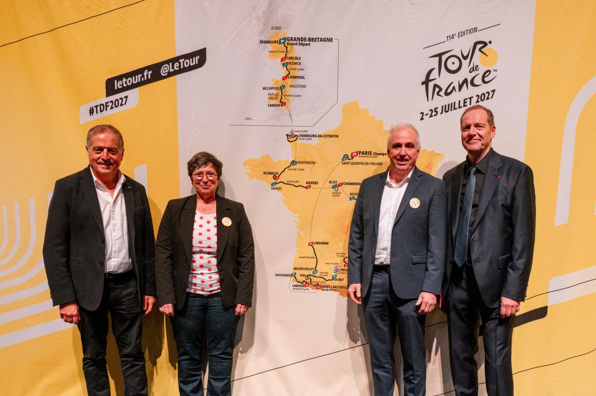 Les élus basques devant le parcours du Tour de France 2027 en compagnie du directeur d’ASO, Christian Prudhomme.