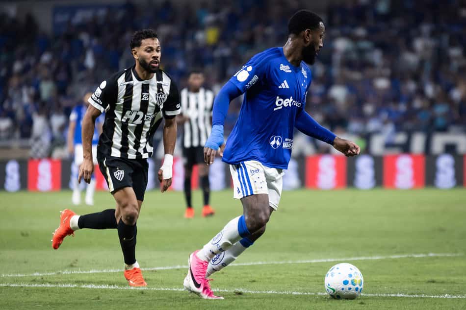 Jogadores de Atlético-MG e Cruzeiro disputam a bola no Mineirão, em clássico mineiro.