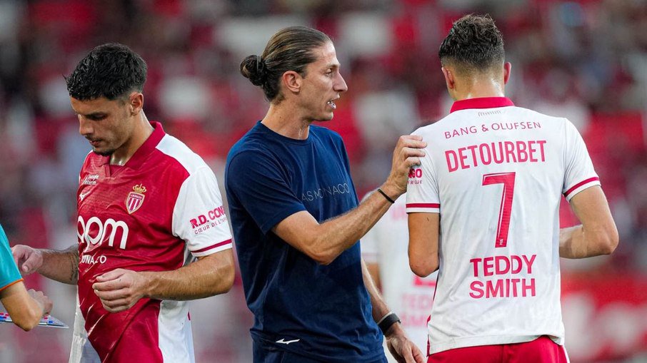 Filipe Luís orienta os jogadores do Mônaco durante partida
