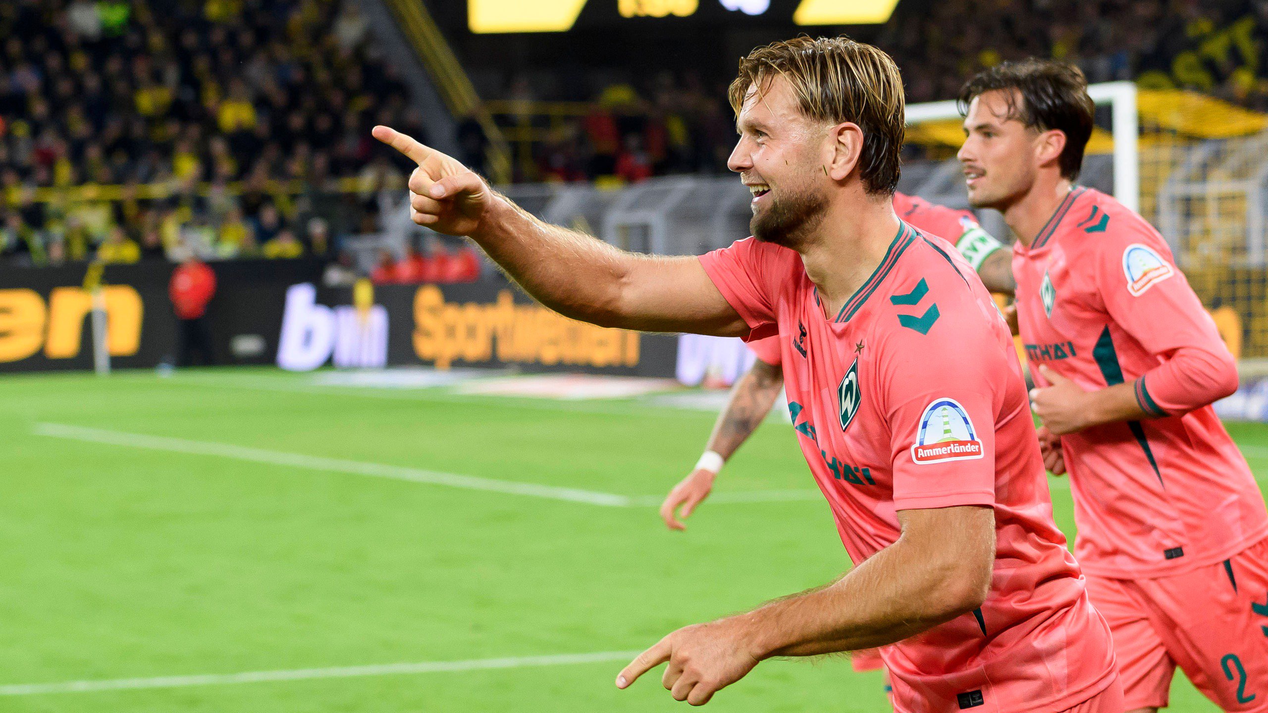 Werder-Stürmer Niclas Füllkrug bejubelt sein Tor in der Nachspielzeit gegen Borussia Dortmund.