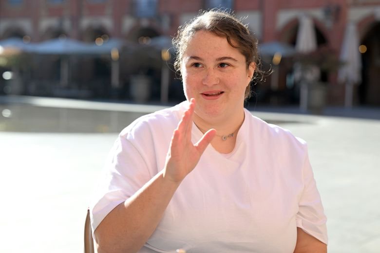 La jeune femme reste concentrée sur son objectif : rallier la ligne d'arrivée.