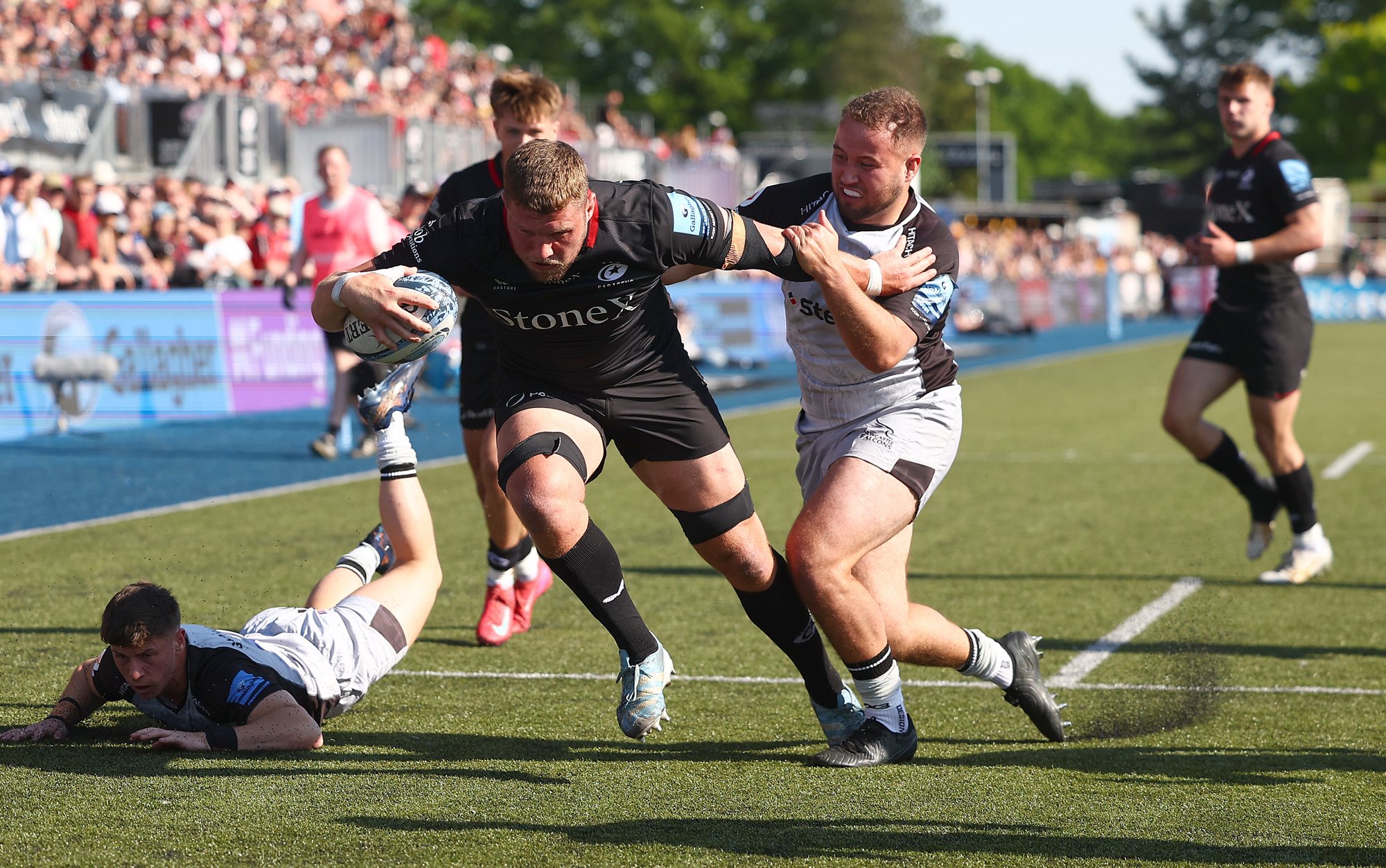 Tom Willis of Saracens runs in a try during a May 2025 PREM Rugby match against Newcastle Falcons.