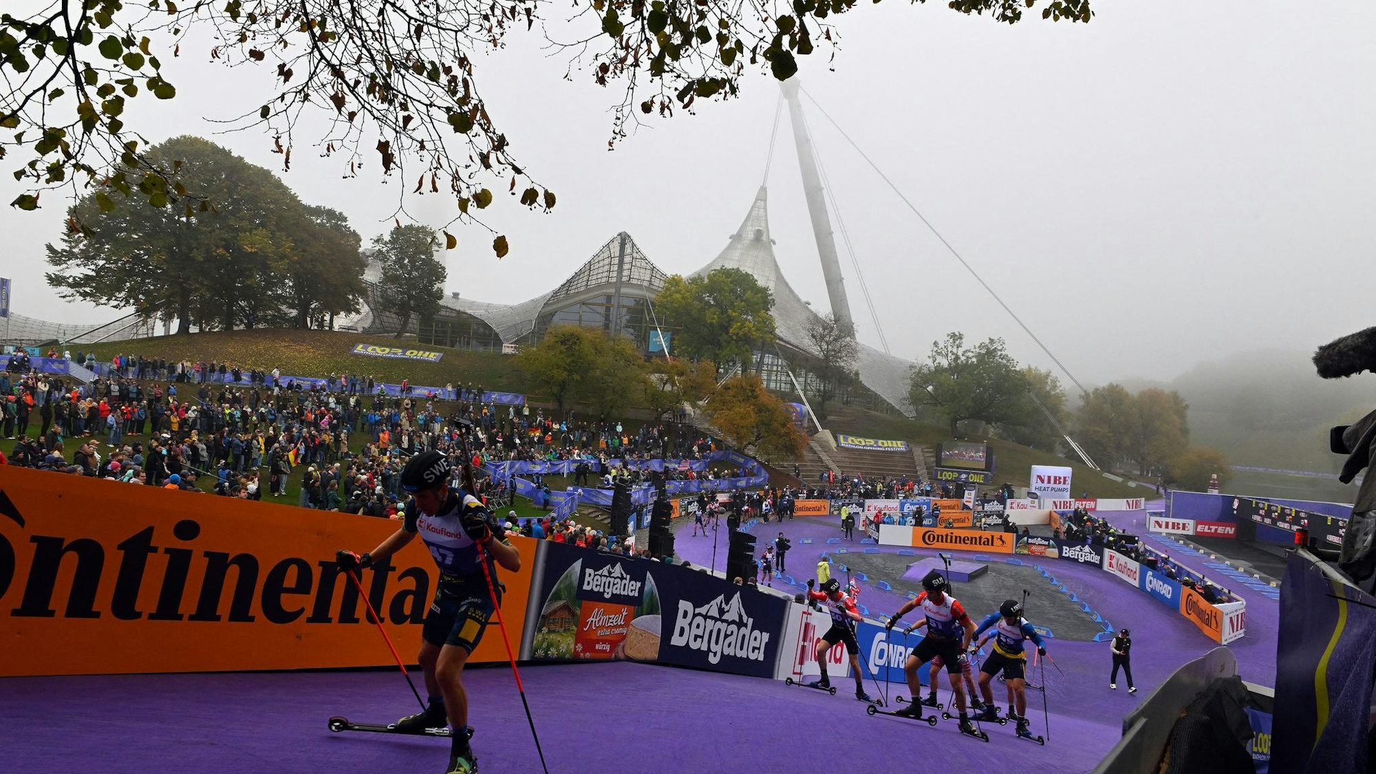Viele Zuschauer verfolgen den Wettkampf im Olympiapark.