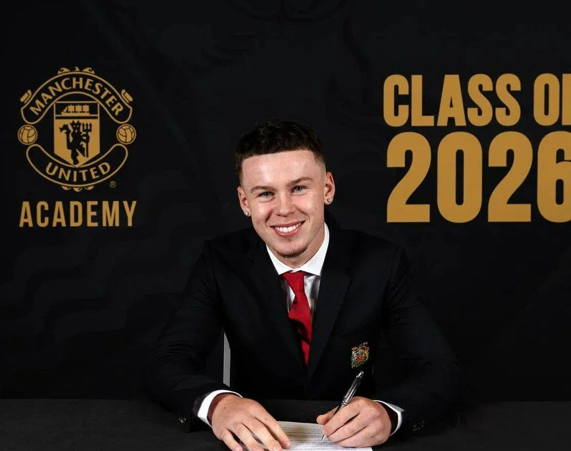 Kai Rooney signs a scholarship contract with Manchester United.