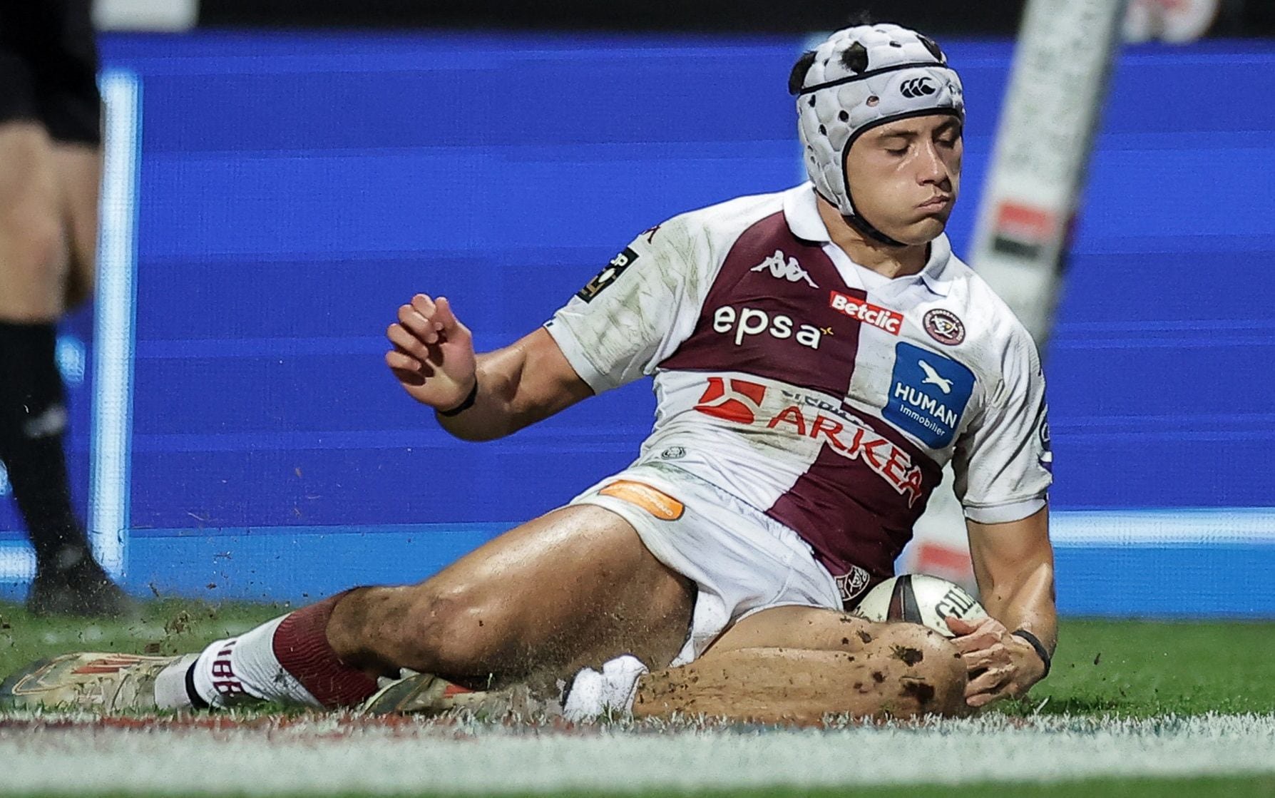 Louis Bielle-Biarrey scoring a try for Bordeaux against Toulouse