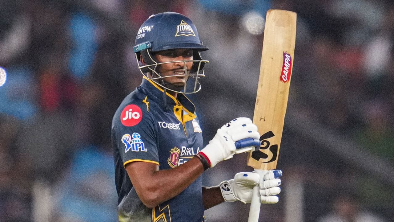 साई सुदर्शन ने यह उपलब्धि सिर्फ 20 पारियों में हासिल की, जो लेंडल सिमंस के रिकॉर्ड से भी बेहतर है. सिमंस को यह मुकाम हासिल करने में 23 पारियां लगी थीं. इस तरह सुदर्शन ने 3 पारियां कम खेलकर रिकॉर्ड तोड़ दिया. (PHOTO CREDIT- PTI)