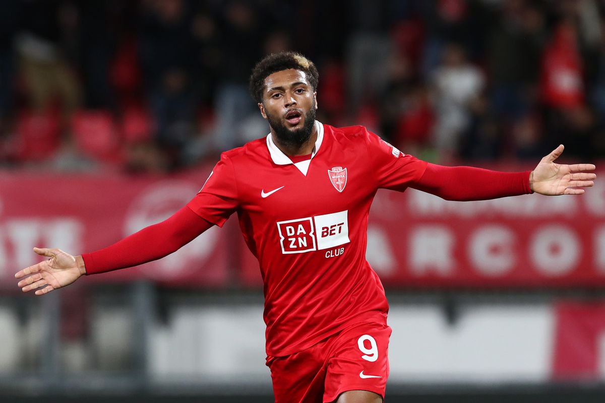 Gustavo Varela celebrates a Monza goal