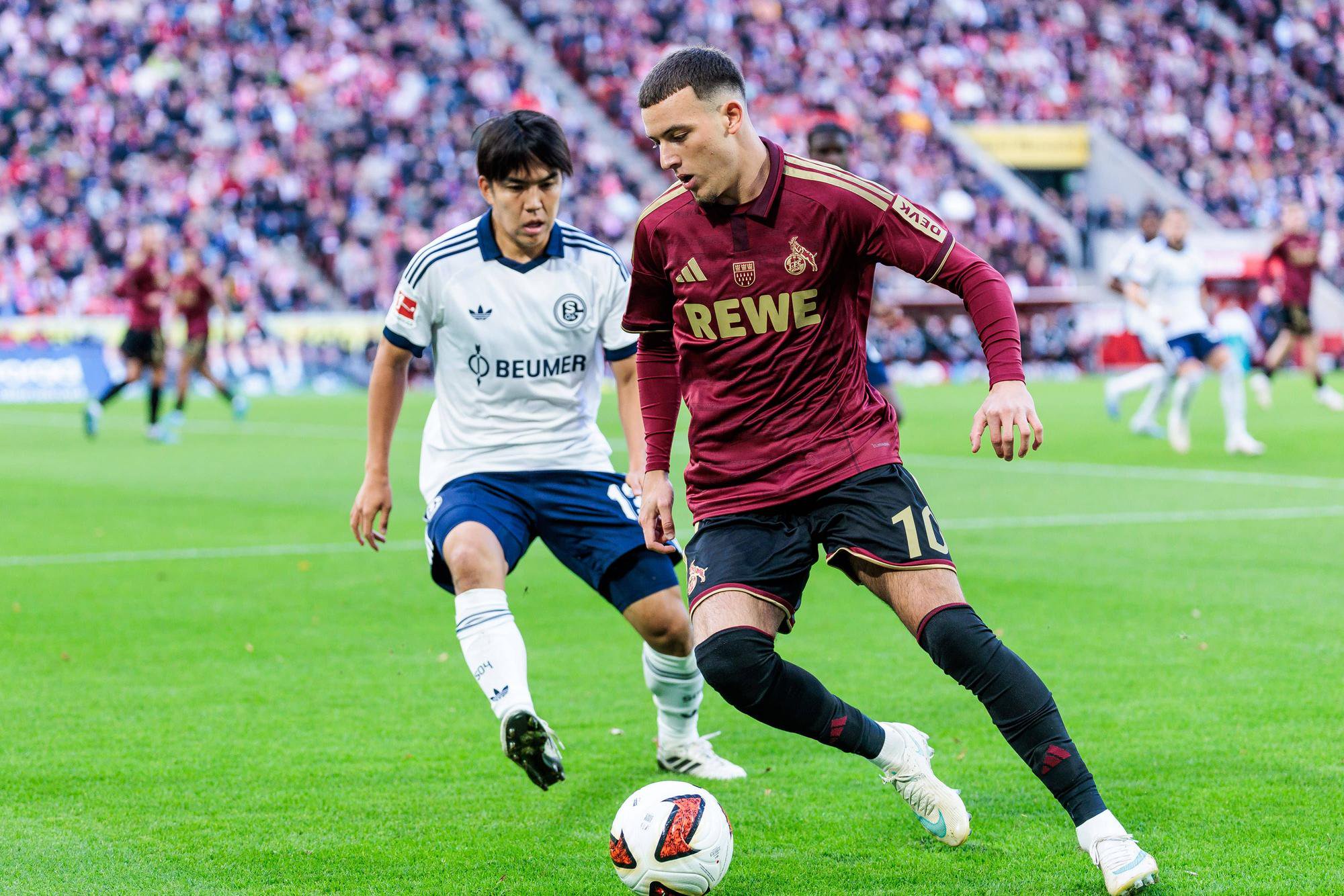 Said El Mala (1. FC Köln) gegen Schalkes Satoshi Tanaka.