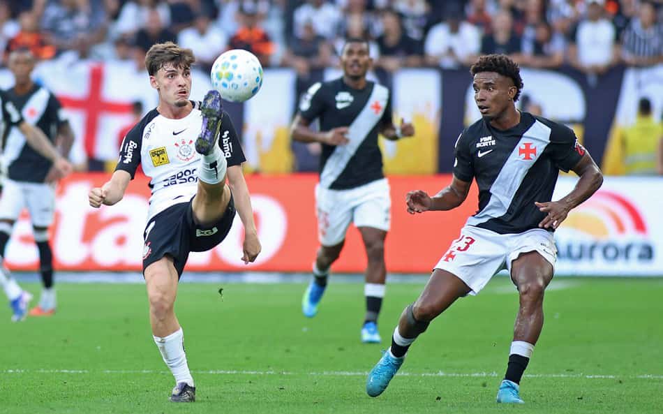Breno Bidon, do Corinthians, e Thiago Mendes, do Vasco, disputam a boal na partida entre as equipes no primeiro turno do Brasileirão