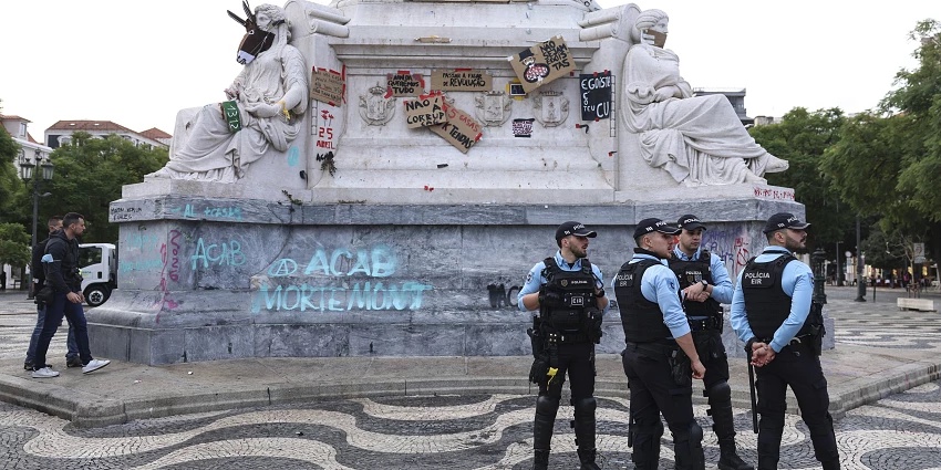 Tendas retiradas na Praça D. Pedro IV, no Rossio