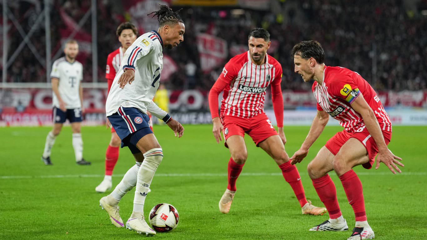 Bayerns Michael Olise im Zweikampf mit Maximilian Eggestein vom SC Freiburg: Die Bayern rücken in der Tabelle auf den ersten Platz.