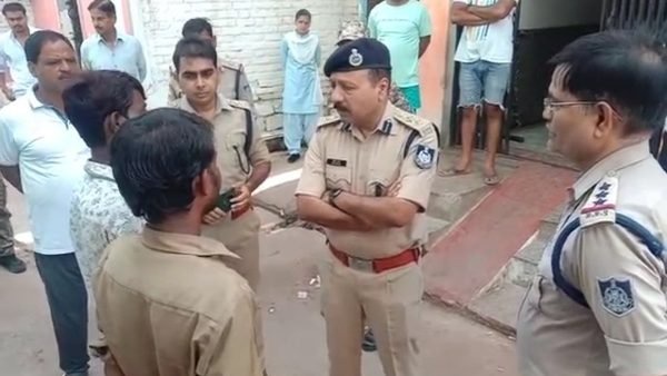 एक घर का देर रात तक नहीं खुला गेट तो बढ़ गया पुलिस का शक