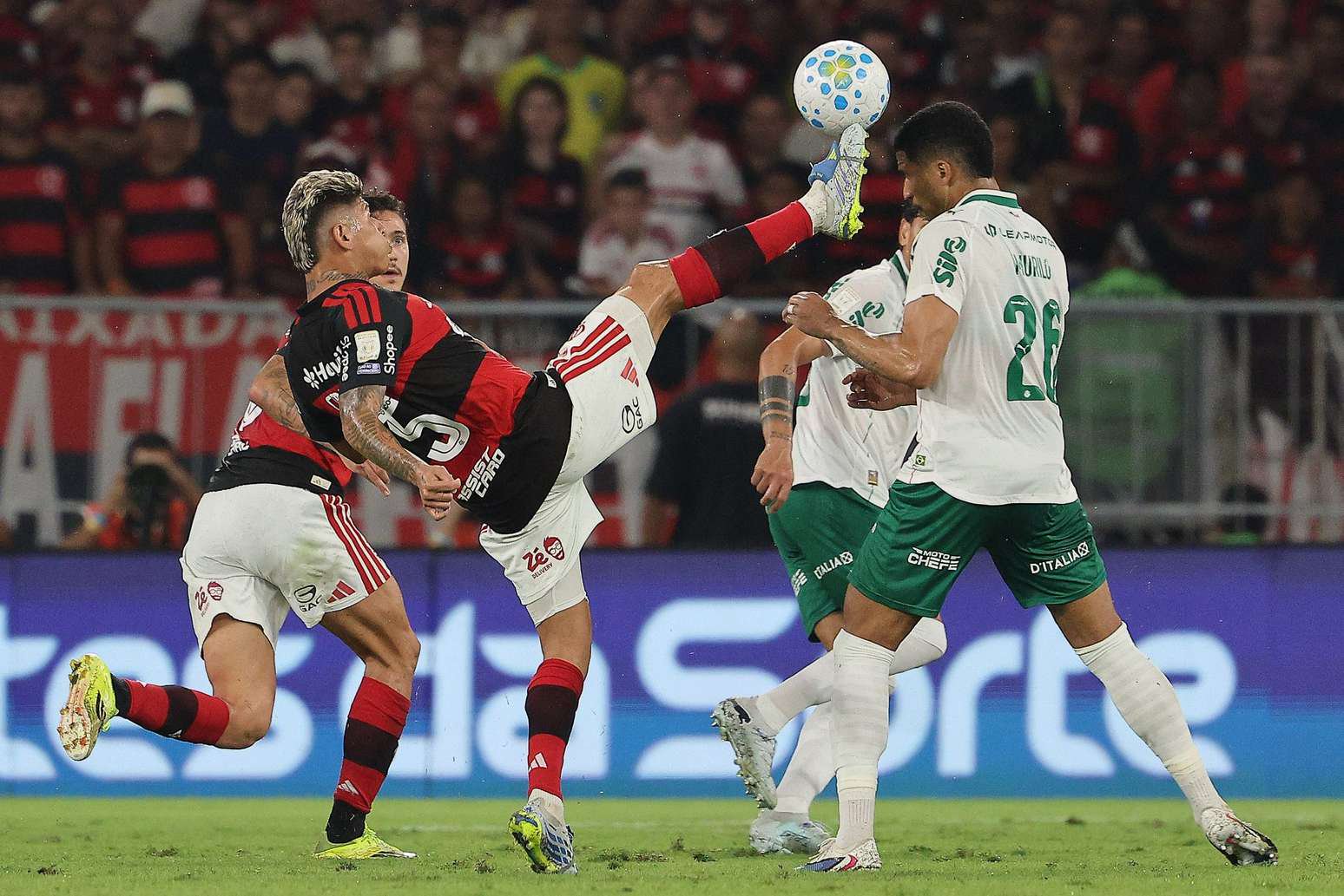 Lance que culminou na expulsão de Carrascal contra o Palmeiras, pelo Campeonato Brasileiro 