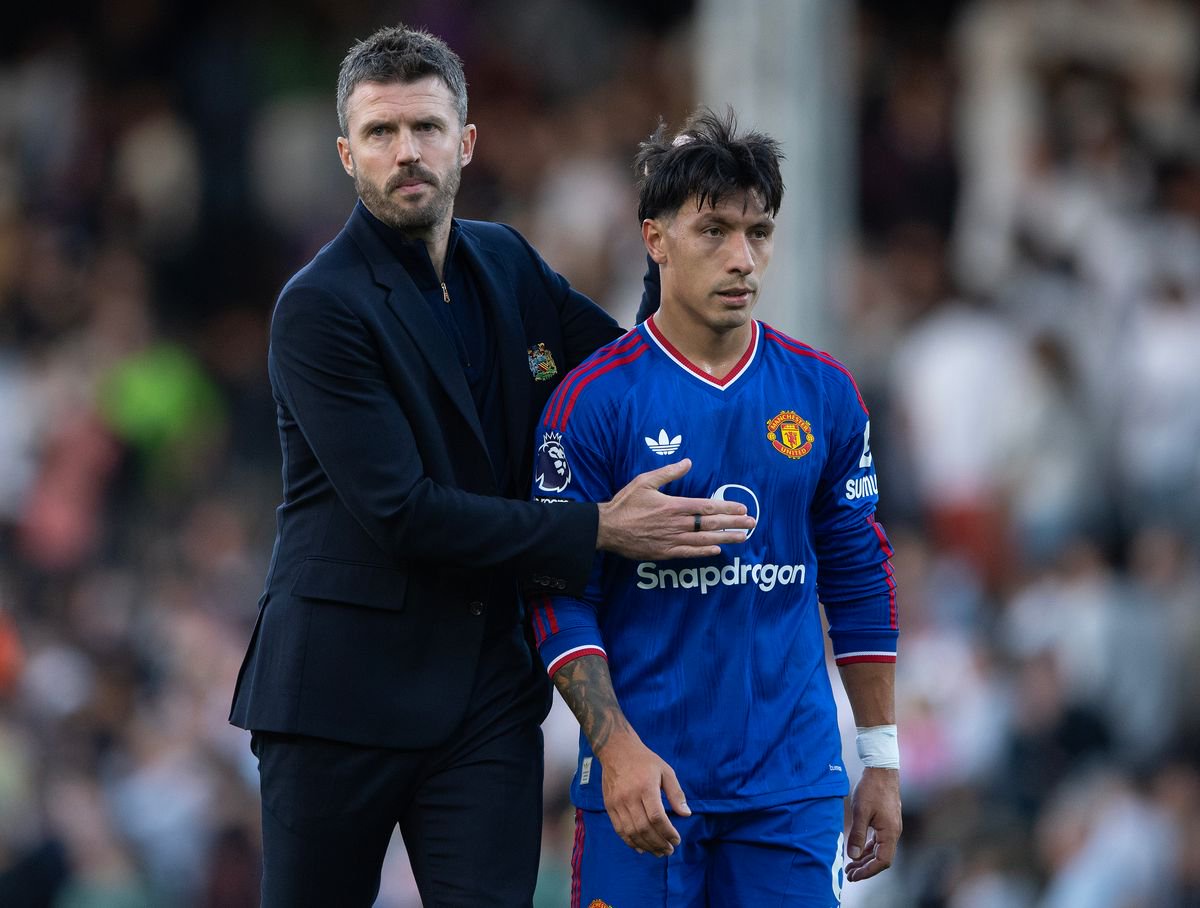LONDON, ENGLAND - SEPTEMBER 20:  Michael Carrick - Head Coach of Manchester United (left) and Lisandro Martínez after the Premier League 2026/27 match between Fulham and Manchester United at Craven Cottage on September 20, 2026 in London, United Kingdom. (Photo by Visionhaus/Getty Images)