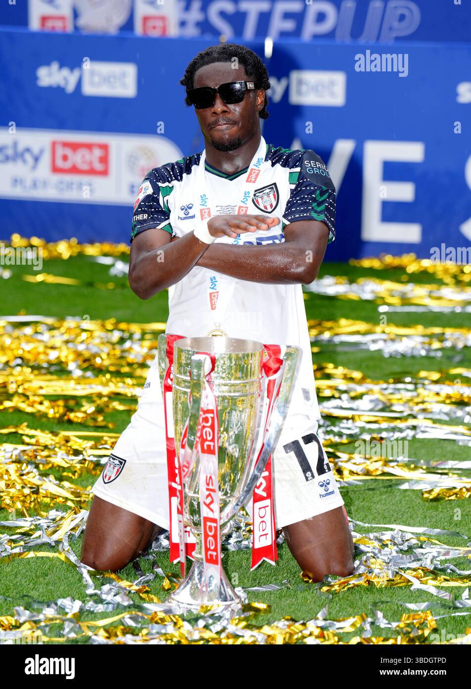 Sunderlands eliezer mayenda celebrates with the trophy following the sky bet championship play off at wembley stadium london 