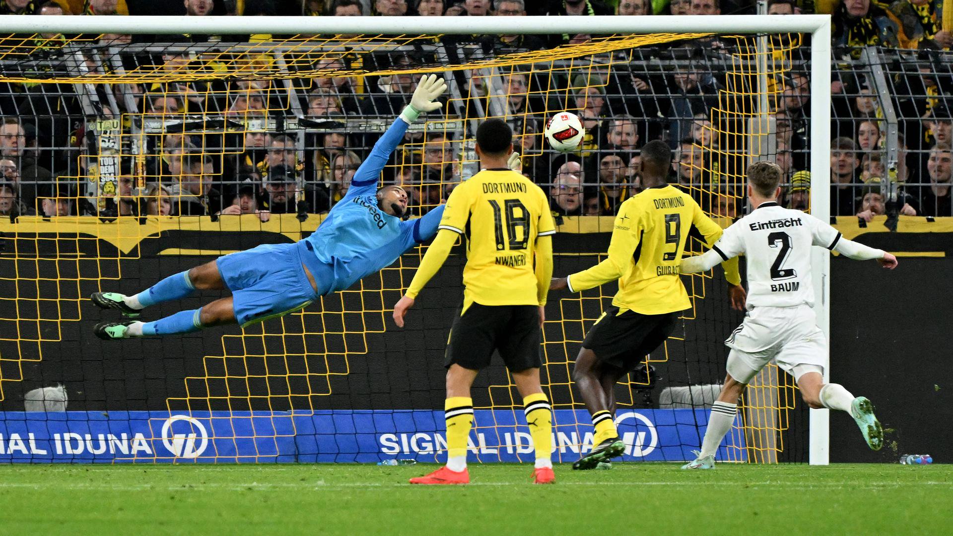 Noah Atubolu Eintracht Frankfurt Borussia Dortmund