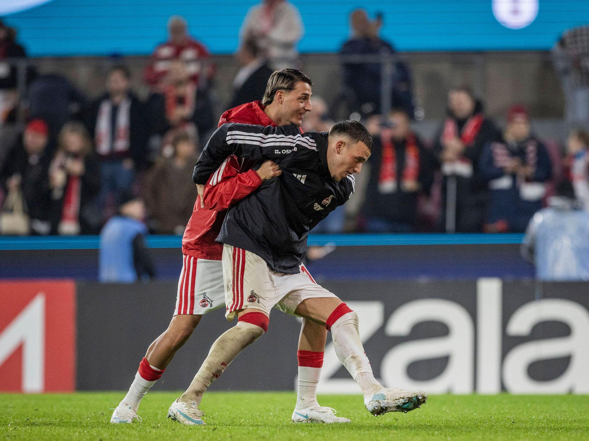 Malek und Said El Mala feiern nach dem Spiel.