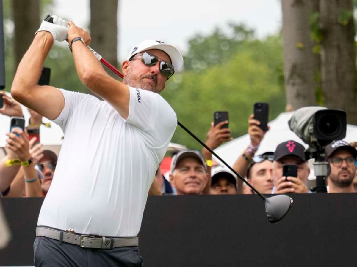 PLYMOUTH, MI – August 23: Phil Mickelson drives the ball during round two of the LIV Golf Team Championship Michigan at The Cardinal at Saint John s Resort in Plymouth, MI on August 23, 2025. Photo by Joseph Weiser/Icon Sportswire GOLF: AUG 23 LIV Golf Team Championship Michigan EDITORIAL USE ONLY Icon25082343 ©IMAGO/Icon Sportswire