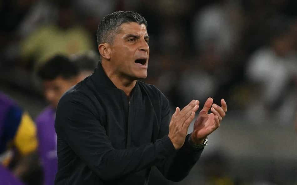 O técnico Pedro Emanuel aplaude o Vasco na derrota para o Boca