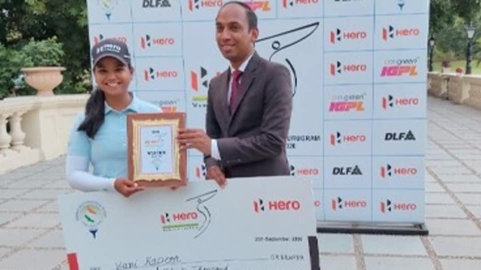 Vani Kapoor receiving the winner's cheque and trophy from Mr Sunil Chandran, DGM-DLF G&CC. (WGAI)