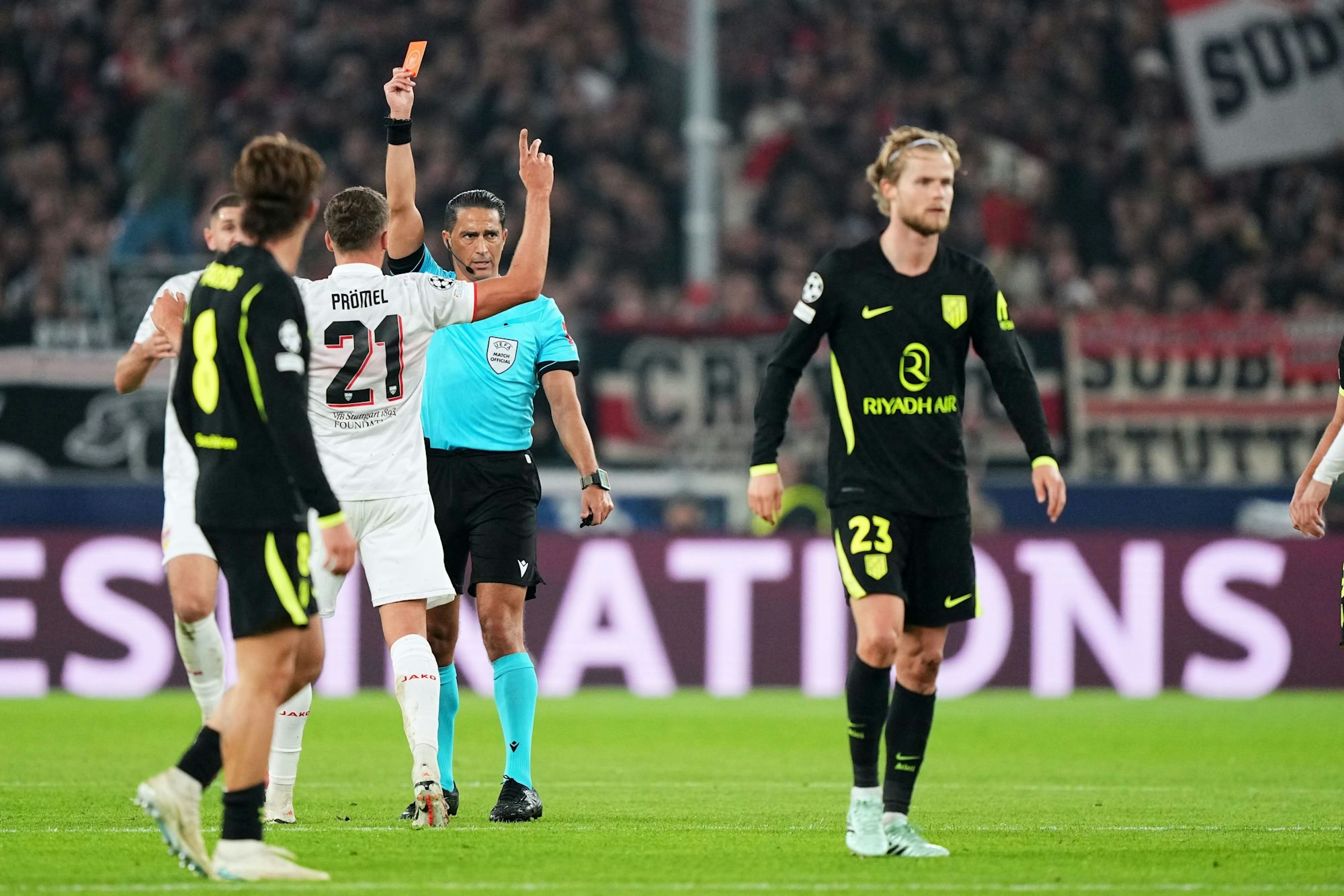 Nach einem Foul an Angelo Stiller muss Atletico Madrids Morten Hjulmand (re.) den Platz verlassen.